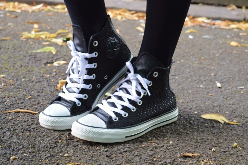 Black tights hotsell and converse